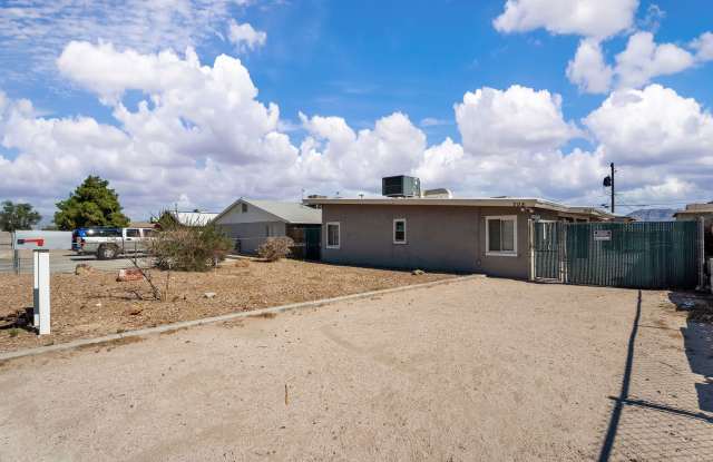 Charming Double-Gated Duplex Unit with Upgraded Kitchen! photos photos