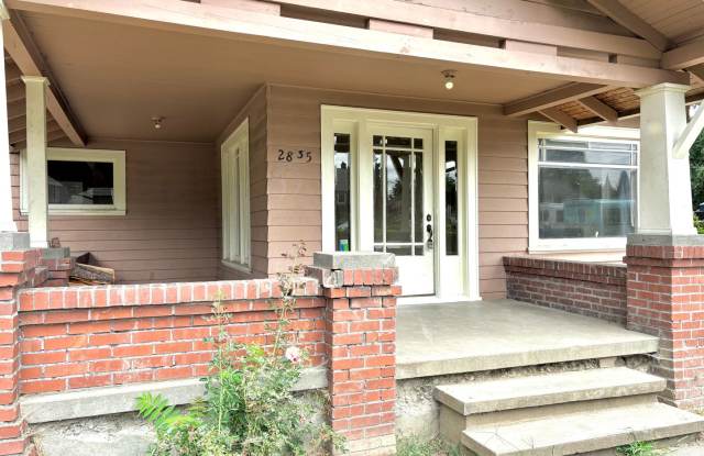 Historic Milwaukie 3 bedroom bungalow with Hardwood and fully fenced yard Gallery 3