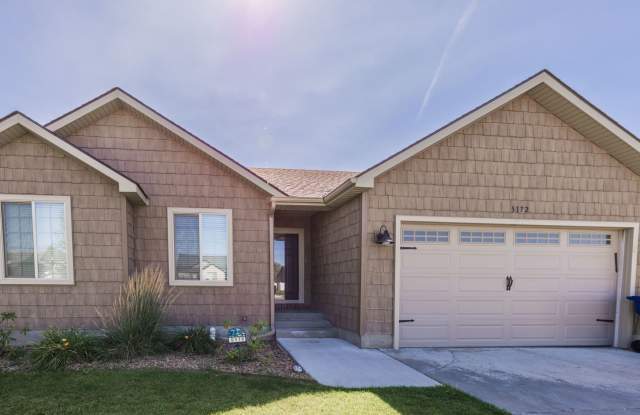 $500 OFF FIRST MONTH'S RENT IF SIGNED BEFORE THE END OF OCTOBER!!!! SPACIOUS MODERN 6 BED 3 BATH HOME IN IONA! Gallery 3