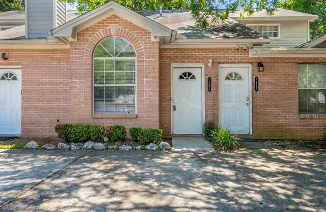 LOVELY NW 3/2 w/ Washer/Dryer, Plank Vinyl Floors, Deck,  Vaulted Ceilings! Available NOW for $1400/month! - 2467 Nugget Lane, Tallahassee, FL 32303