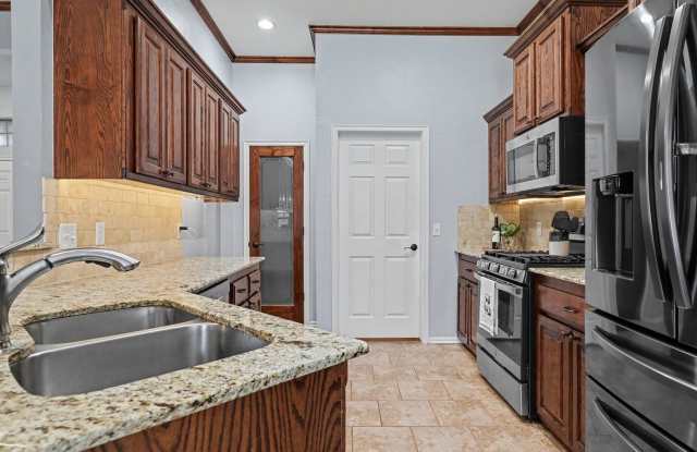 Great 4 Bed in Yukon with 3 Car Garage Gallery 1