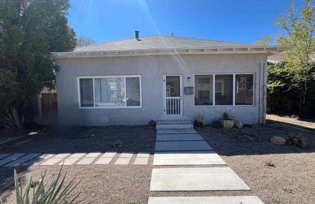 Lovely 3 Bedroom 2 Bathroom Home In Downtown ABQ! Gallery 1