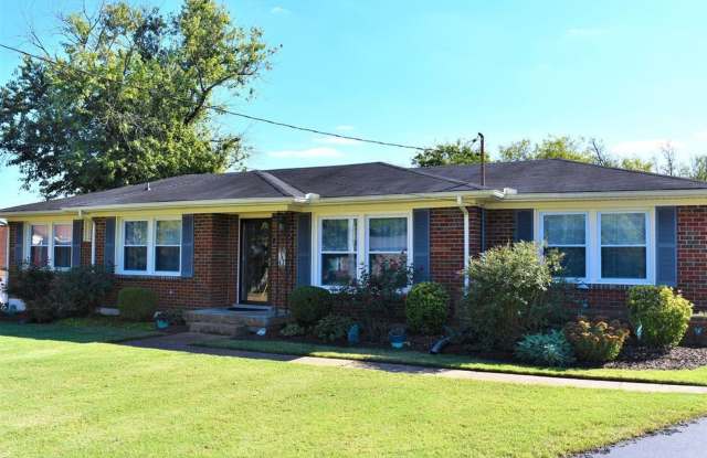 Stunning Donelson Brick Ranch by Golf Course! $2200/mo photos photos