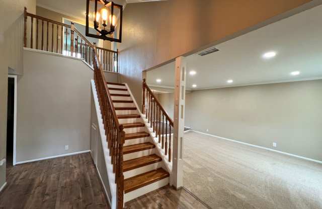 On Quiet Cul De Sac: 4 Bedroom 2.5 Bath Two Story Pool Home, Gallery 3