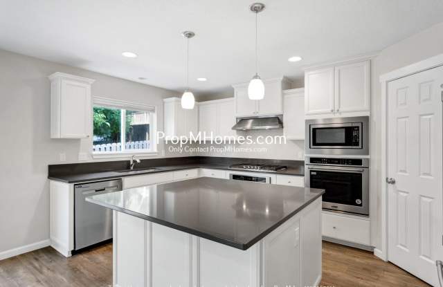 Luxury Home Situated Between Eastmoreland and Milwaukie - Four Bedrooms! - 2867 Southeast Malcolm Street, Milwaukie, OR 97222