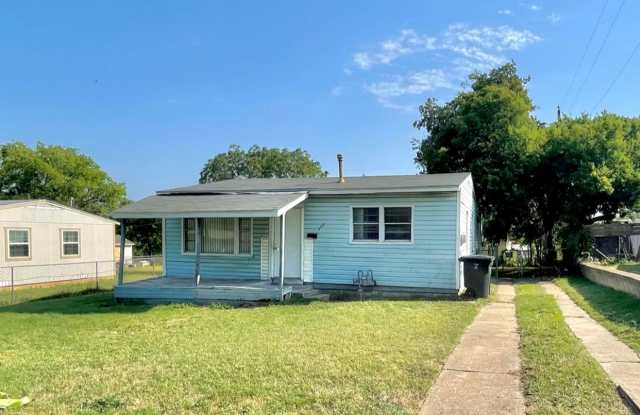 Cute 3 Bedroom 1 Bath Home with Chain Link Fenced Oversized Yard Gallery 1