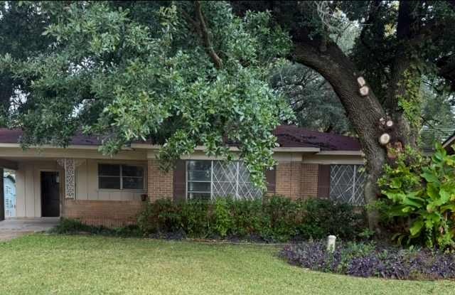 3 bedroom 1 bath **$300 Off 1st Month - 1118 Carolina Street, Shreveport, LA 71104