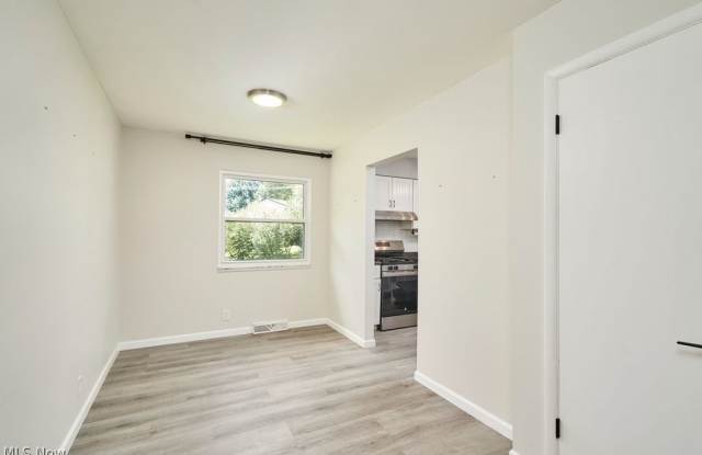 432 Mackinaw Avenue Gallery 4