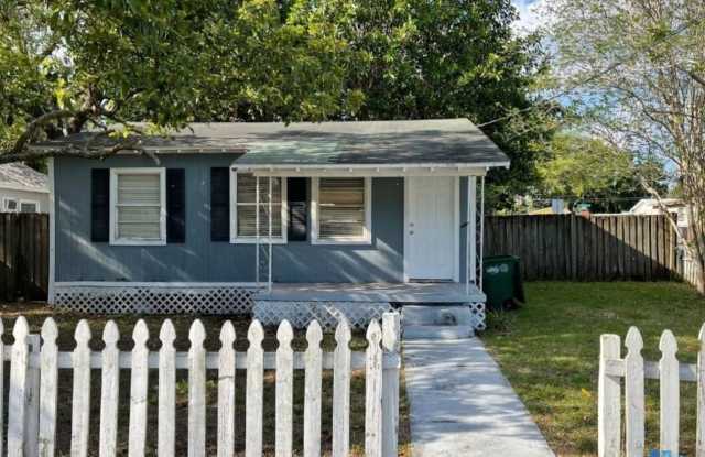 2 Bed 1 Bath Home for rent in Tampa *Available Now* photos photos