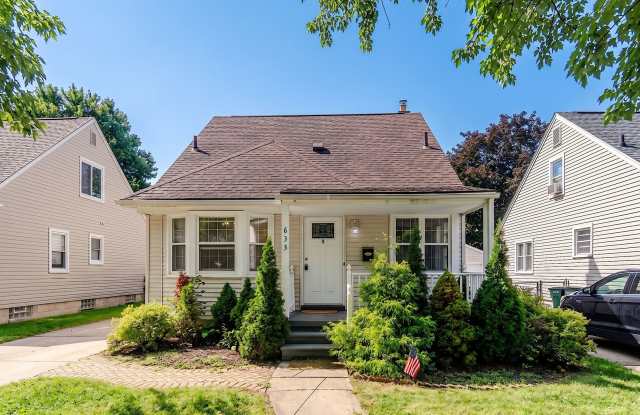 3-Bed, 2-Bath Charming Updated Bungalow in Royal Oak - AVAILABLE NOW! Gallery 1