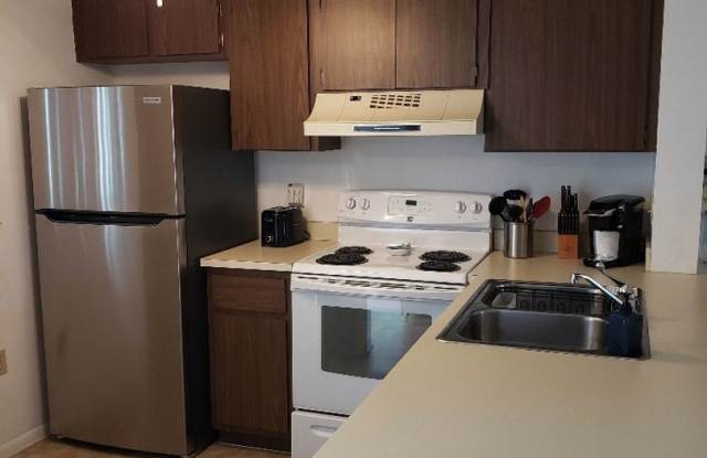 LAKESHORE CONDOMINIUM   DEEP CREEK  $2400 Gallery 3