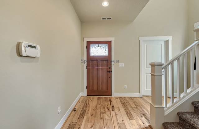 2015 Craftsman 4BR/2.5BA in Orenco Woods Crossing — Steps from Orenco Woods Nature Park Gallery 4