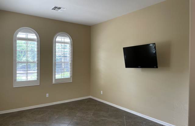 3832 E Daley Ln Gallery 4