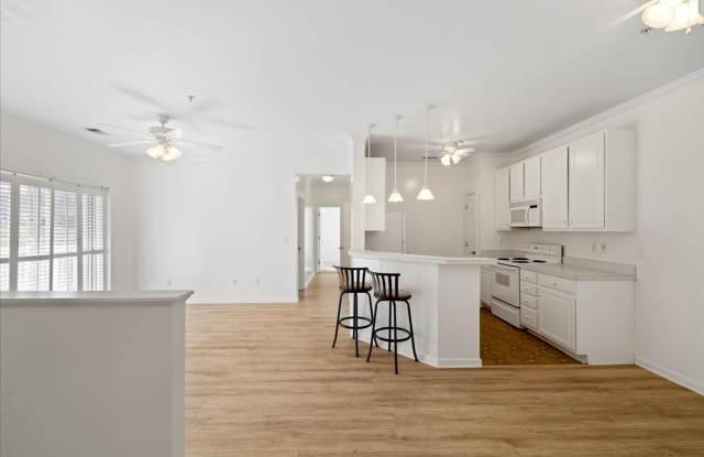 Spacious Condo in Knollwood – Pool, Gym and Clubhouse Access! photos photos