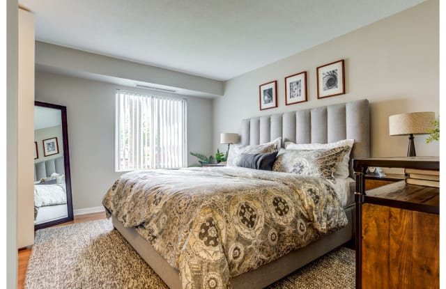 Twin Lake Towers Apartments Gallery 3