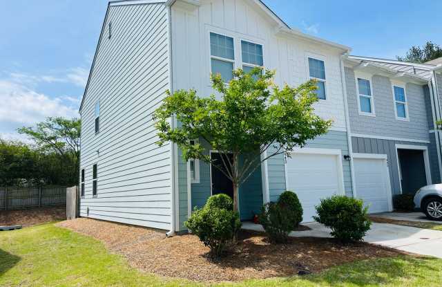 ***MOVE IN SPECIAL - $1000 OFF 1ST MONTHS WITH A 9/30 MOVE IN DATE OR SOONER AND NO APP FEES***Welcome home! Beautiful 3 bedroom, 2.5 bathroom townhome located in Cartersville! Must see! Gallery 3