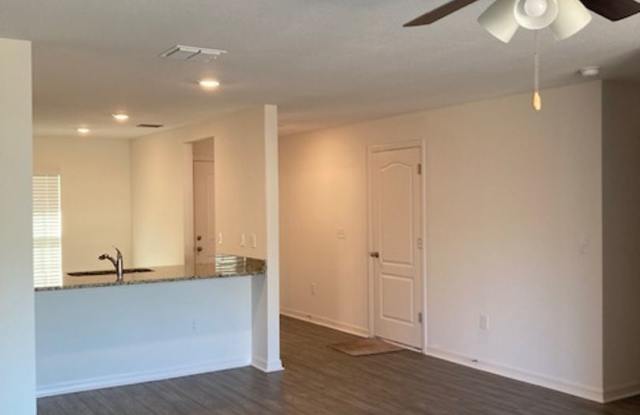 Like New 3/2/2 house with a screened in porch. Gallery 3