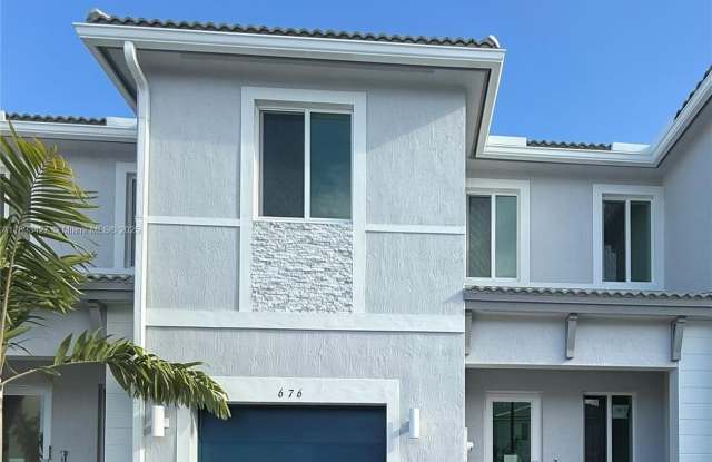 676 SE 14th St - 676 Southeast 14th Street, Homestead, FL 33034
