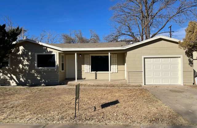 3-Bedroom Plainview Home with 1-Car Garage and Spacious Backyard Gallery 3