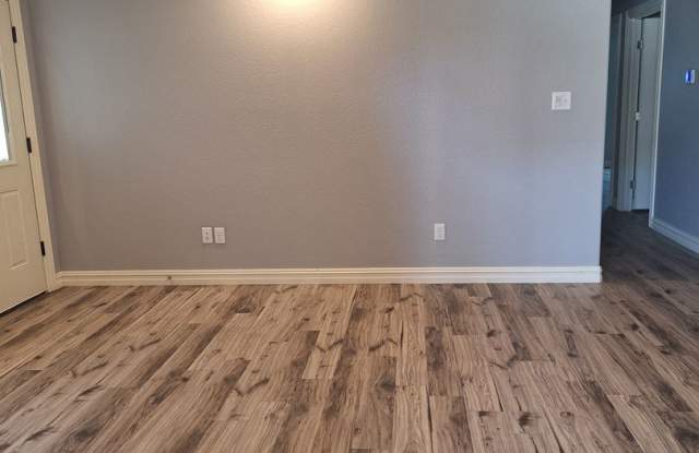 **Call Heather at 479-208-0305 to discuss a move in special on this Duplex** Gallery 4