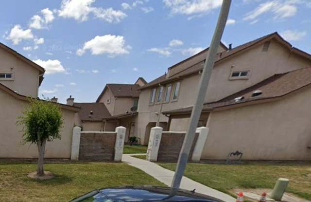 CHARMING WEST SIDE TOWN HOUSE - 1175 Bel Aire Circle, Porterville, CA 93257
