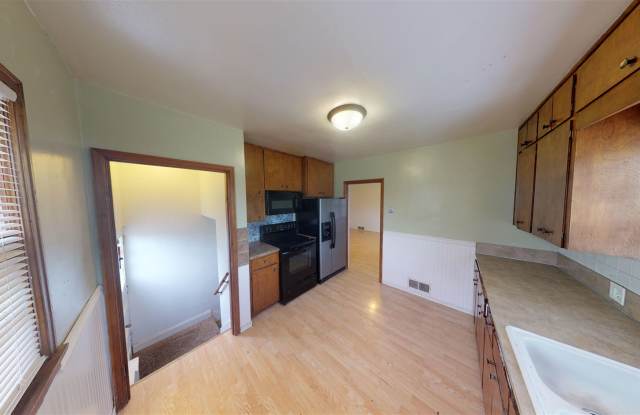 211 12th Ave NW - 211 12th Avenue Northwest, Mandan, ND 58554