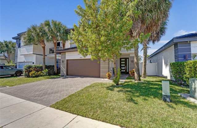 4947 Whispering Way - 4947 Whispering Way, Dania Beach, FL 33312