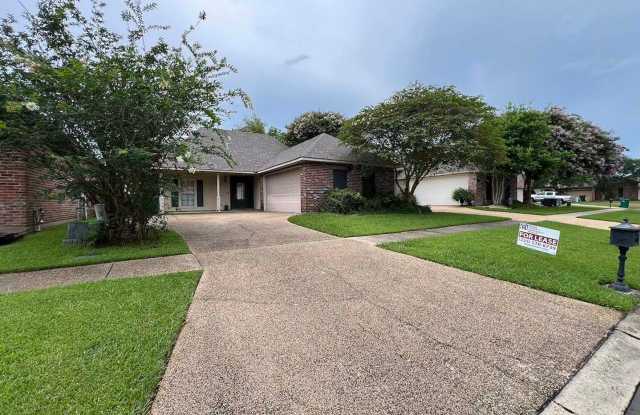 Beautiful 3 Bedroom Home in Established Zachary Neighborhood! photos photos