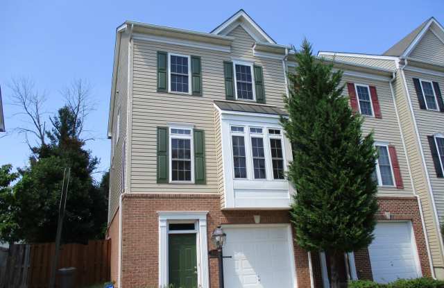 LORTON TOWNHOUSE - CLOSE TO FORT BELVOIR - 9102 Marie Court, Lorton, VA 22079