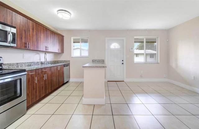 592 NE 150th St photos photos