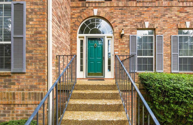 Super location, cul-de-sac lot, 3-car garage! Gallery 3