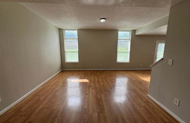 Lawrence-Fort Ben-Oaklandon 3 Bedroom and 2.5 Bathroom Gallery 4