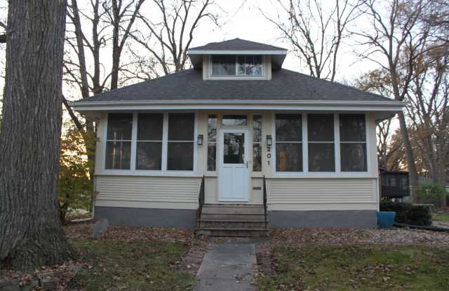 Charming 1900's 3 bedroom bungalow 5 minute walk from UIHC, VA  Dental photos photos