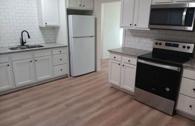 Charming 2-bedroom, 1-bathroom! Showings available soon! photos photos