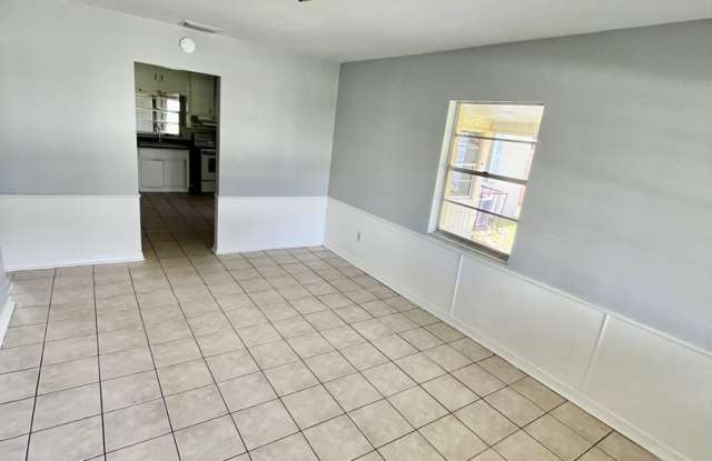 HUGE Lakeland 3BR/1BA w/Carport in Nice Residential Neighborhood! photos photos