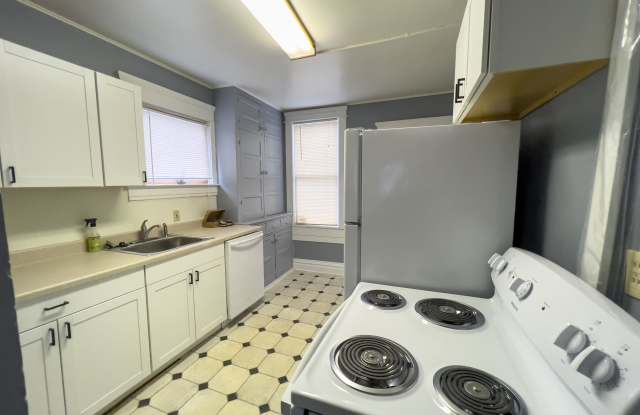 921 Linden Grove Avenue - 921 Linden Grove Avenue, Lansing, MI 48912