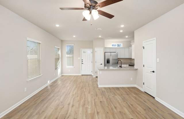 ONE MONTH FREE RENT—LIMITED-TIME MOVE-IN SPECIAL! $1395 Gallery 3