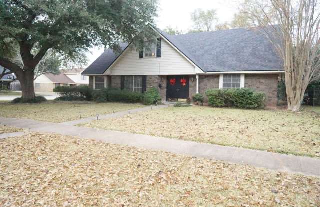 Freshly painted  new flooring 5/2.5, 2,584 sq ft, $2300.00 402 Lowell Crt - 402 Lowell Court, Shreveport, LA 71115