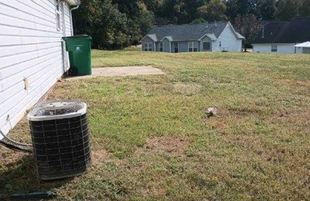 Room for Rent in 3 Bedroom Home at Rucker Cliff Dr Gallery 4