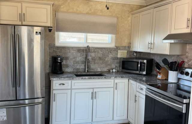 "Charming Home for Rent on the River in Scenic Clifton – Tranquil Living Awaits!" photos photos "Charming Home for Rent on the River in Scenic Clifton – Tranquil Living Awaits!" photos photos