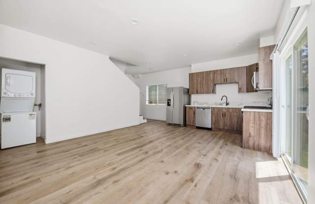 Private turfed yard! Gallery 3