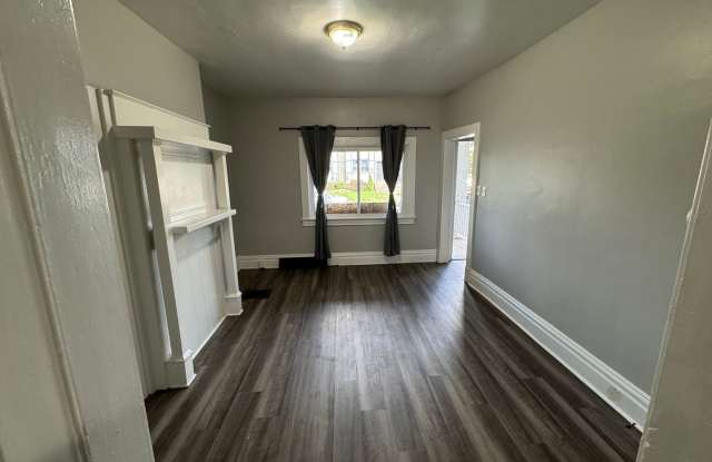 Lovely 2 Bedroom 1 Bathroom townhome Gallery 3