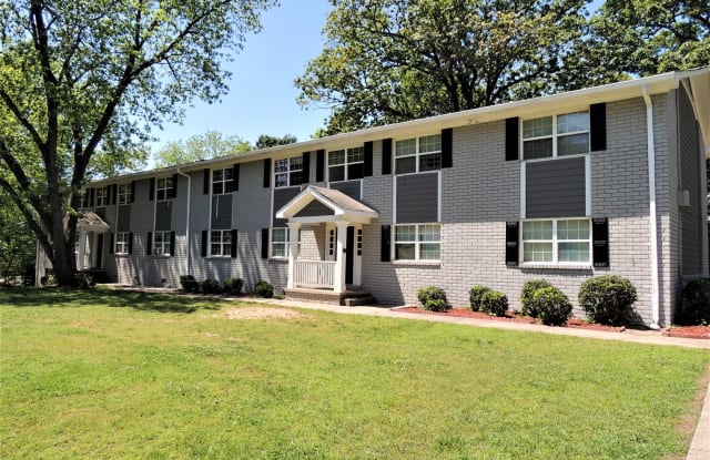 Twelve Oaks Apartments Gallery 2