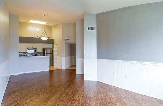 Well maintained 2 bed 2 bath Condo in the heart of Fort myers with lake view Gallery 4