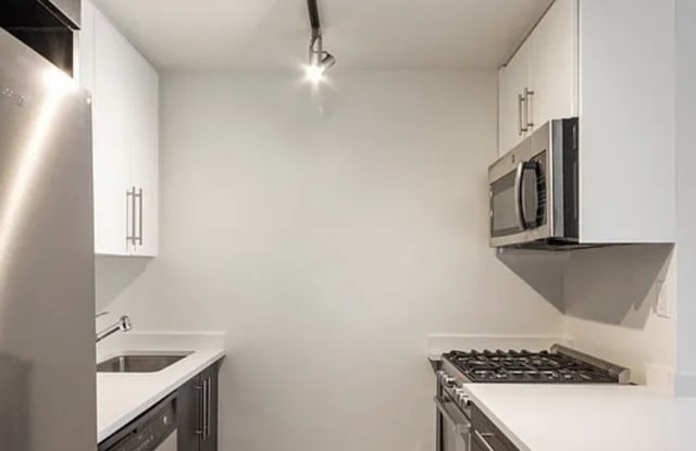 350 W 32nd St - 350 West 32nd Street, New York City, NY 10001
