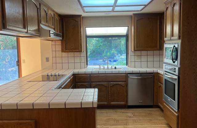 3 BEDROOM/2 BATH EAST ROSEVILLE BEAUTY W/POOL!! Gallery 4