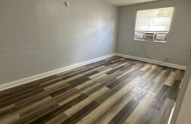 1024/1026 W 8th St. Gallery 4