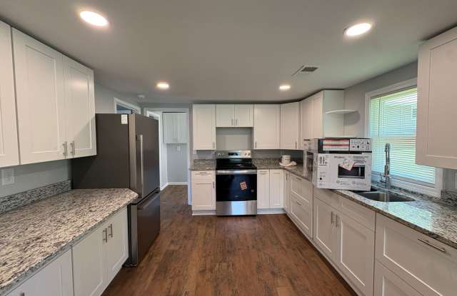 Modern Comfort Meets Small-Town Charm at 206 Hillcrest Gallery 3