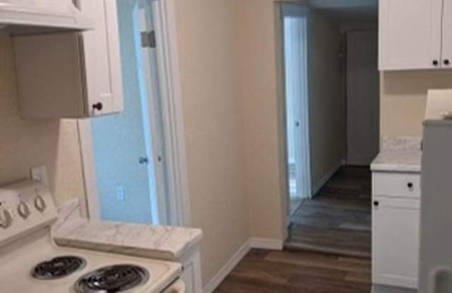 Move in special- 1/1 remodeled Cottage with bonus room Gallery 4