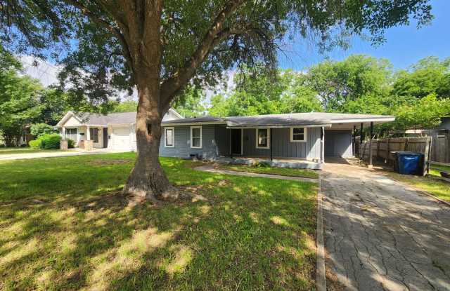 Live in the Heart of Downtown New Braunfels / Covered Front Porch / Carport  Storage / NBISD - 554 Lee Street, New Braunfels, TX 78130